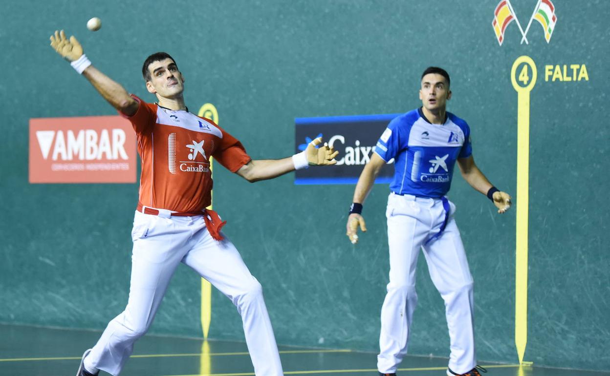 Joseba Ezkurdia se dispone a golpear la pelota. 