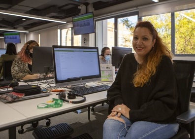 Imagen secundaria 1 - Arriba, Patrizia Bressanello, responsable de Infocáncer. Abajo, Marta Herreras (dcha.), agente telefónica del servicio, y Damián Castañeda, trabajador social. 