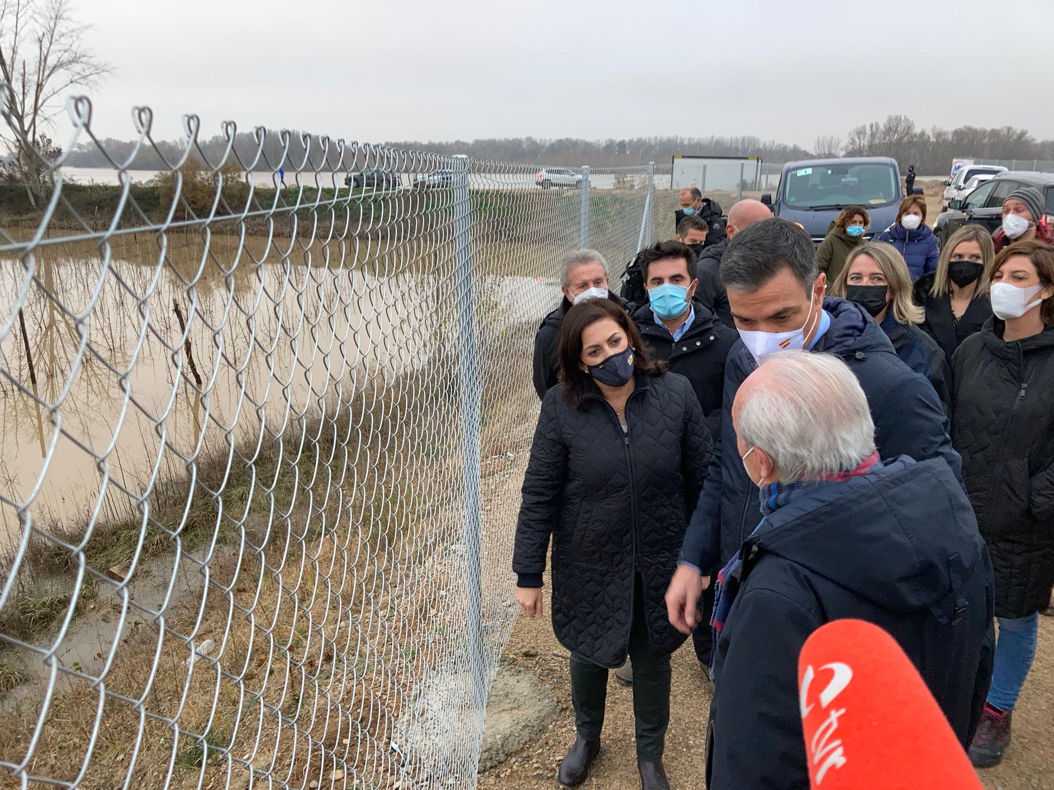 El presidente del Gobierno ha estado ocho minutos en la localidad riojana para comprobar sobre el terreno los efectos de la riada