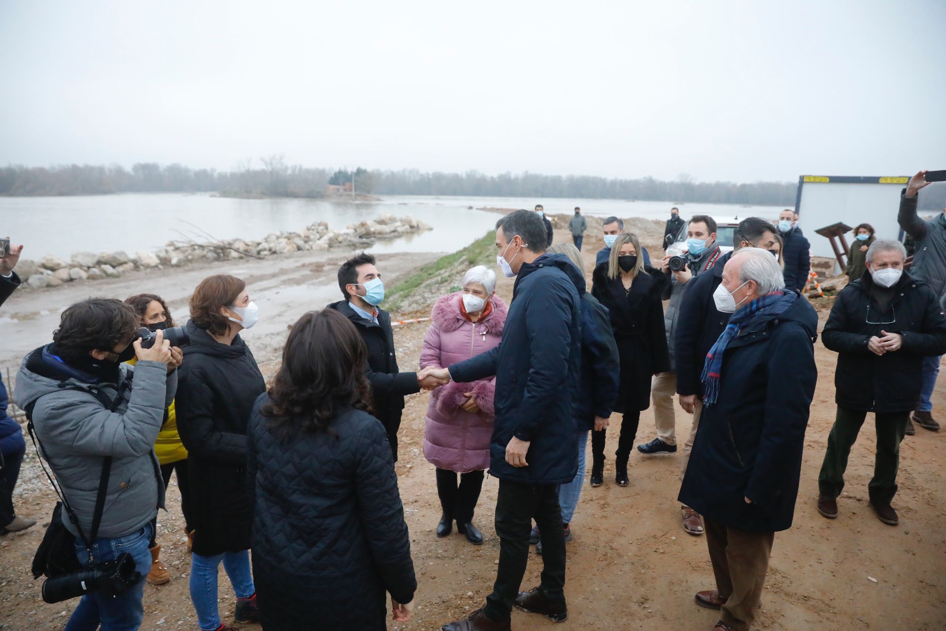 El presidente del Gobierno ha estado ocho minutos en la localidad riojana para comprobar sobre el terreno los efectos de la riada