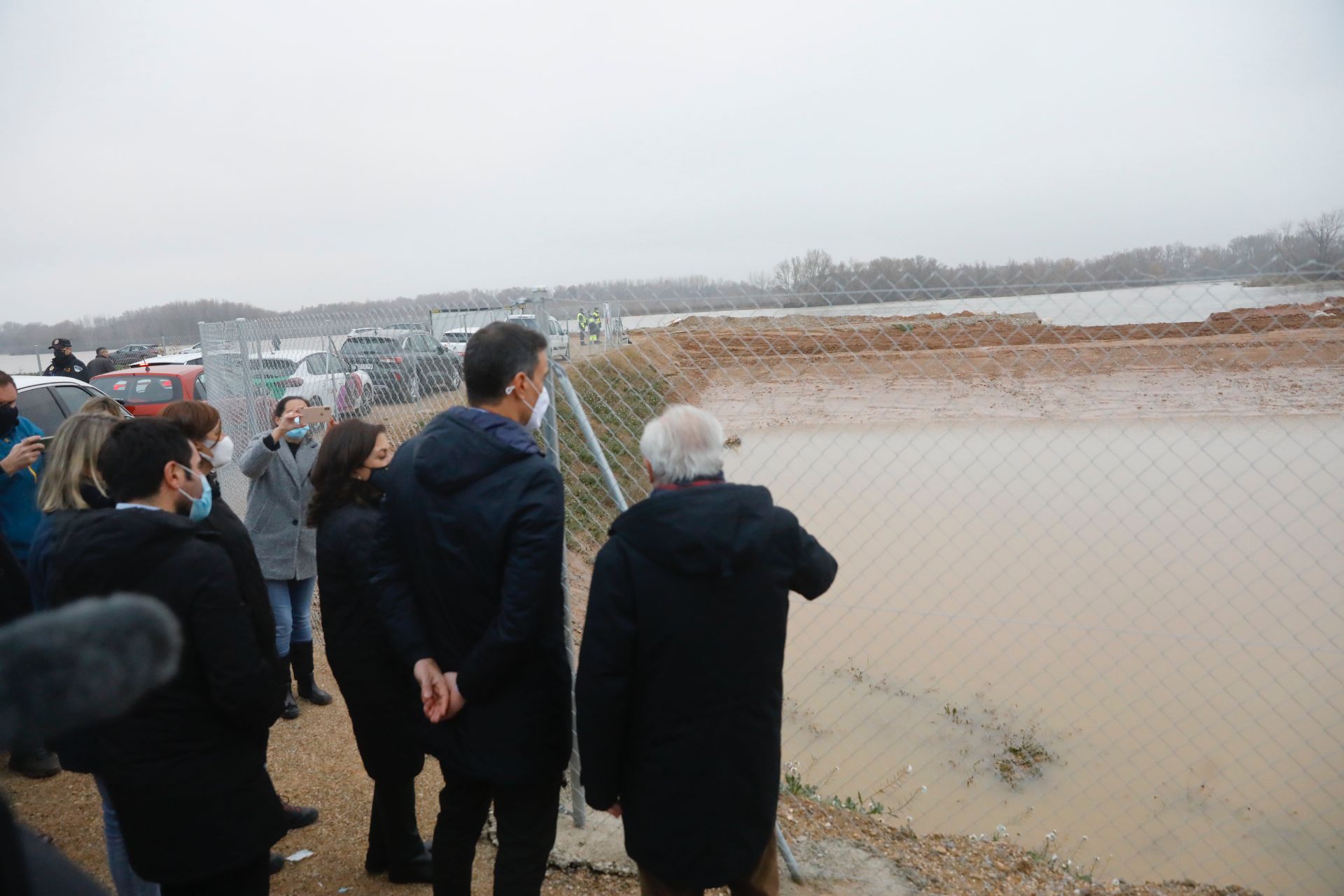 El presidente del Gobierno ha estado ocho minutos en la localidad riojana para comprobar sobre el terreno los efectos de la riada