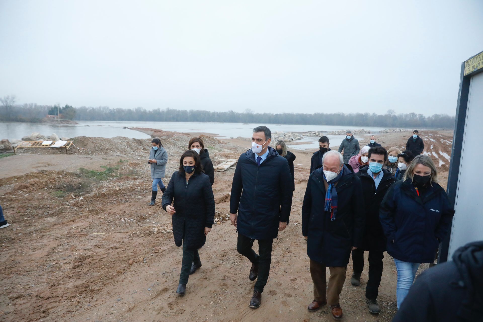 El presidente del Gobierno ha estado ocho minutos en la localidad riojana para comprobar sobre el terreno los efectos de la riada