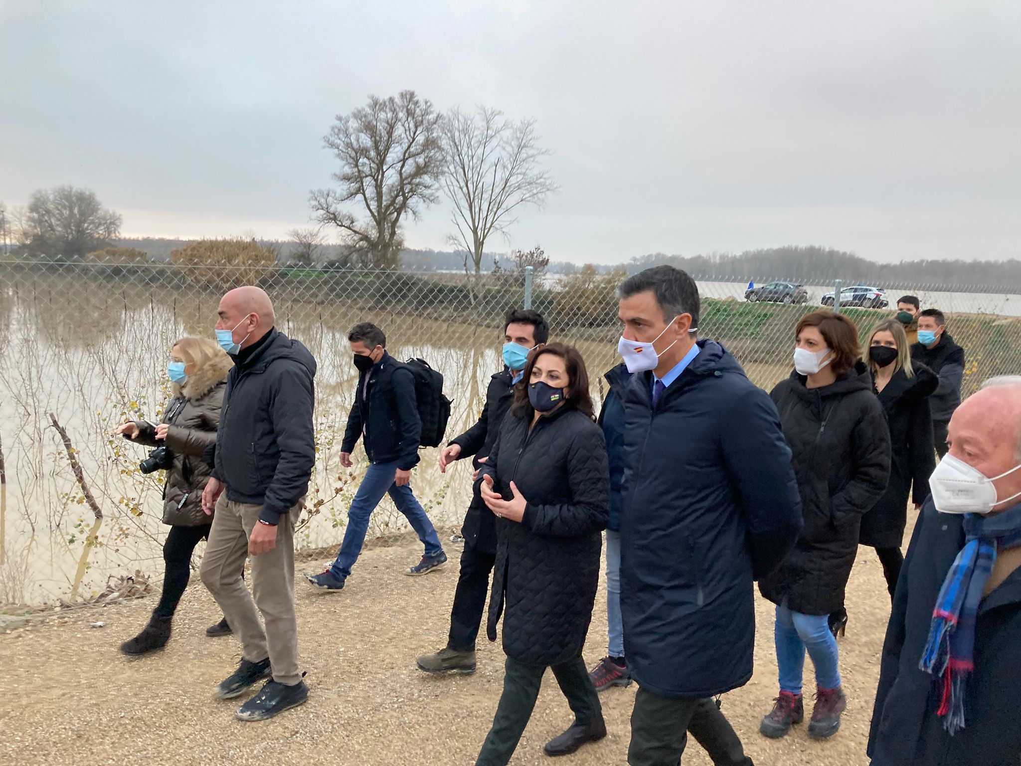 El presidente del Gobierno ha estado ocho minutos en la localidad riojana para comprobar sobre el terreno los efectos de la riada