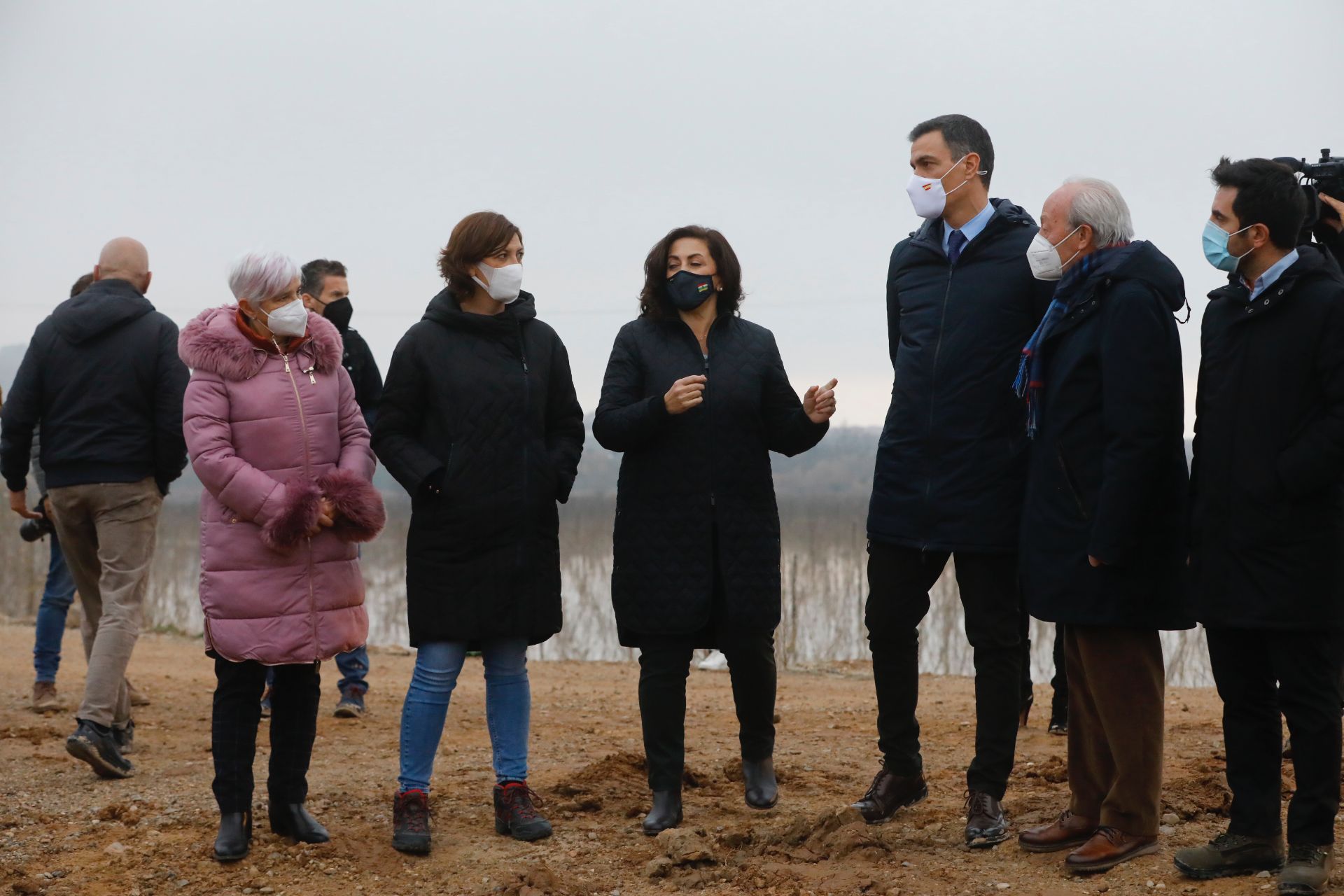 El presidente del Gobierno ha estado ocho minutos en la localidad riojana para comprobar sobre el terreno los efectos de la riada