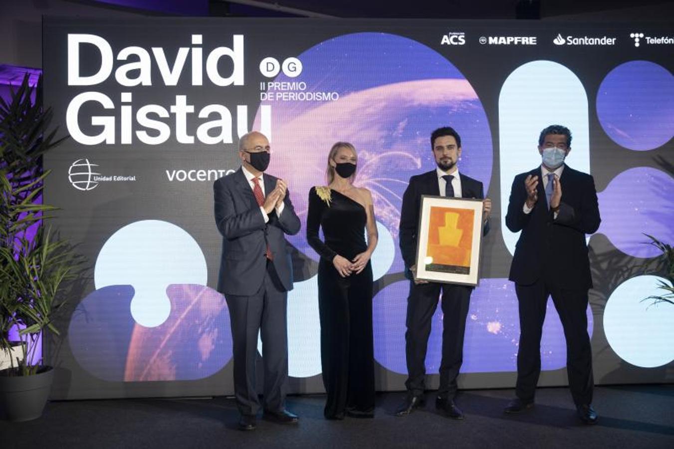 Garrocho recibe un cuadro de Alberto Corazón acompañado por Julián Quirós, director de ABC, Francisco Rosell, director de El Mundo y Romina Caponnetto, viuda de Gistau.