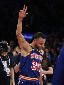 Imagen secundaria 2 - Curry recibe la felicitación de Allen, Steve Kerr felicita a su jugador y el base celebra el récord con un gesto. 