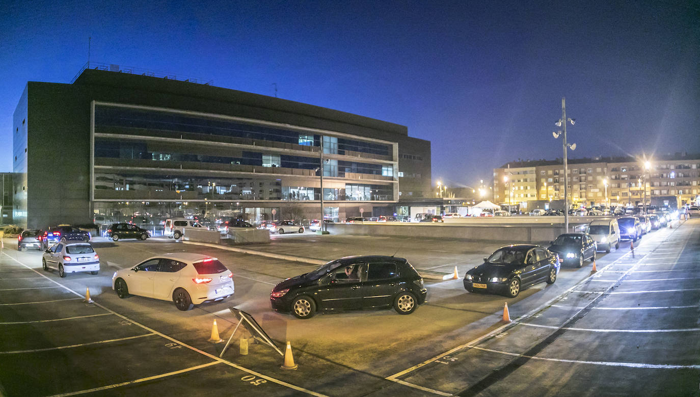 Fotos: Largas colas para pruebas PCR en La Rioja