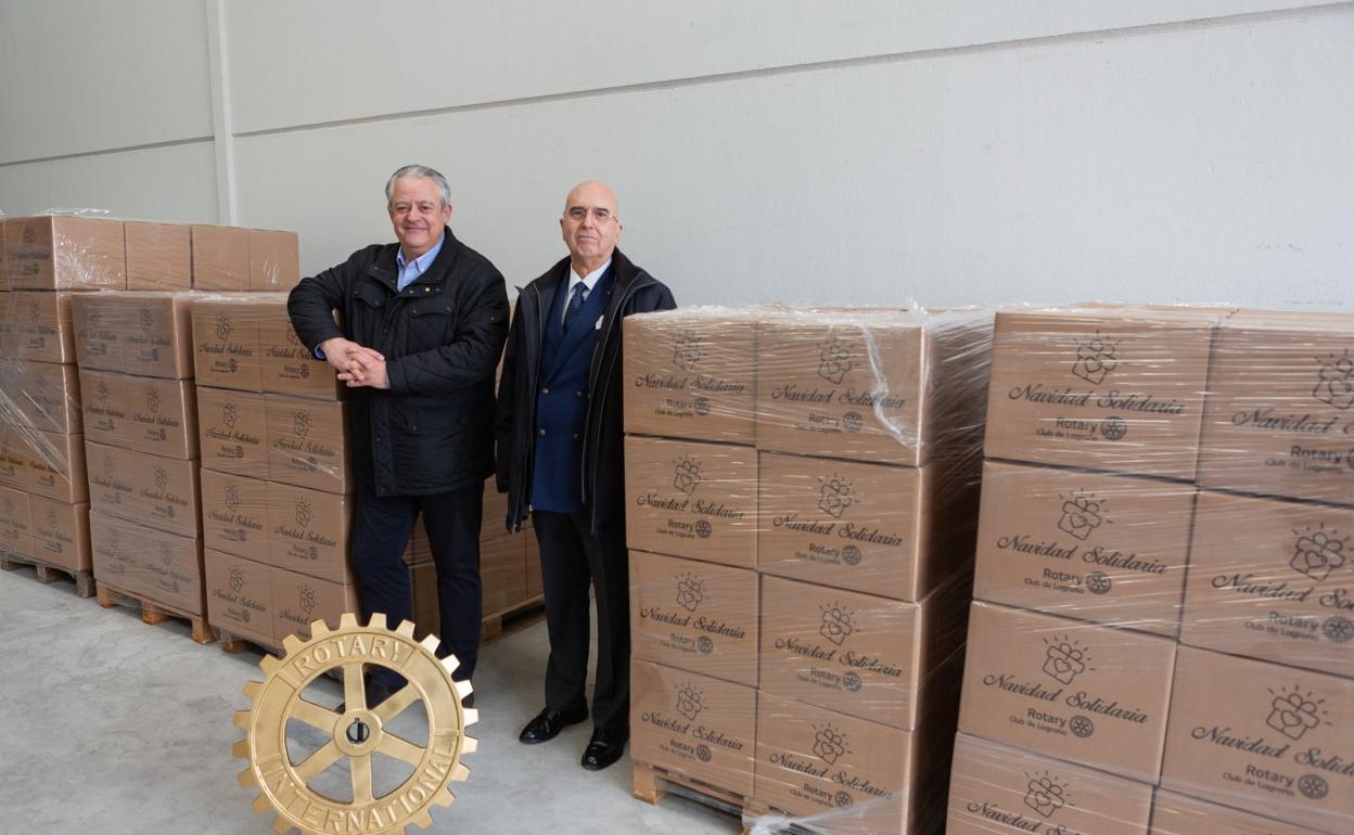 Francisco Clavijo y Gustavo Ossola-Lentati, ayer junto a los lotes navideños. 