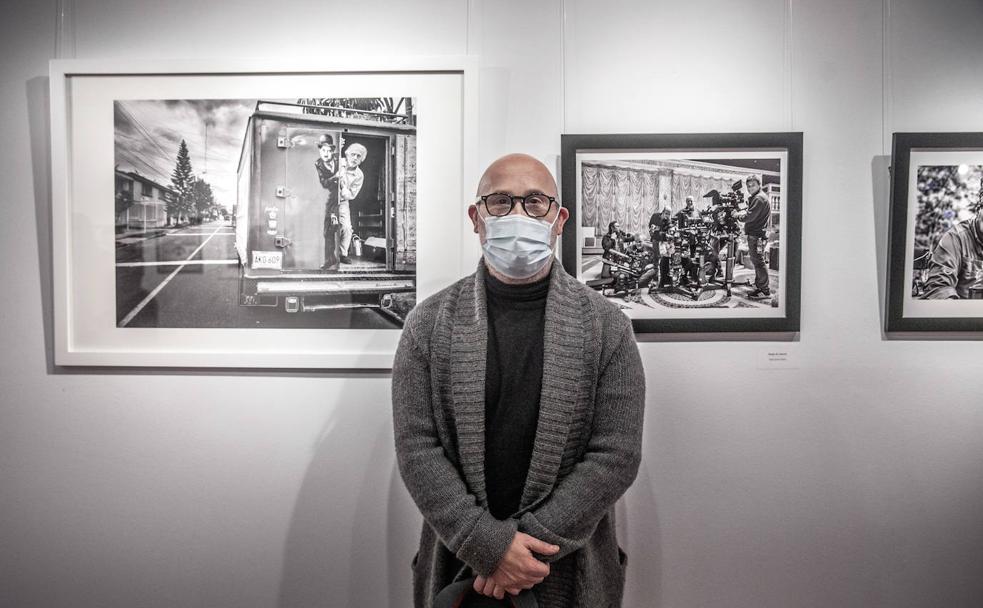 Javier Cámara, este jueves en el Museo de La Rioja, posa en su exposición fotográfica 'El placer de mirar' ante una foto de Fernando Trueba y otra de un equipo de rodaje.