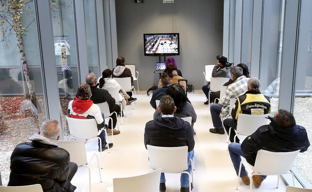 Los acusados durante una de las sensiones de juicio en los pasillos del Palacio de Justicia. 