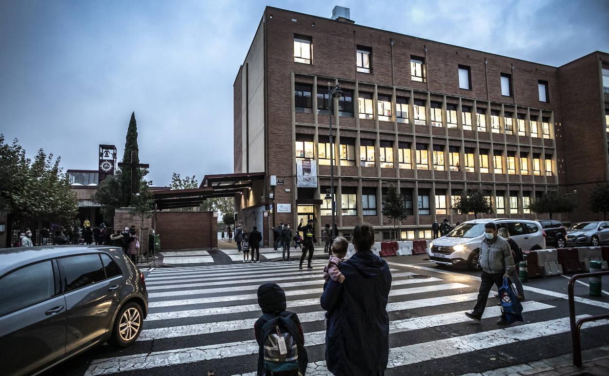 Alumnos de Jesuitas acceden al interior del edificio donde se imparte Infantil y Primaria. 