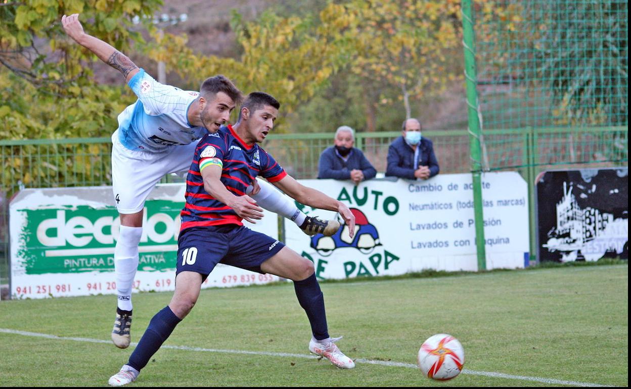 Moha, del Anguiano, impide que el arnedano Álvaro vaya a por el balón.