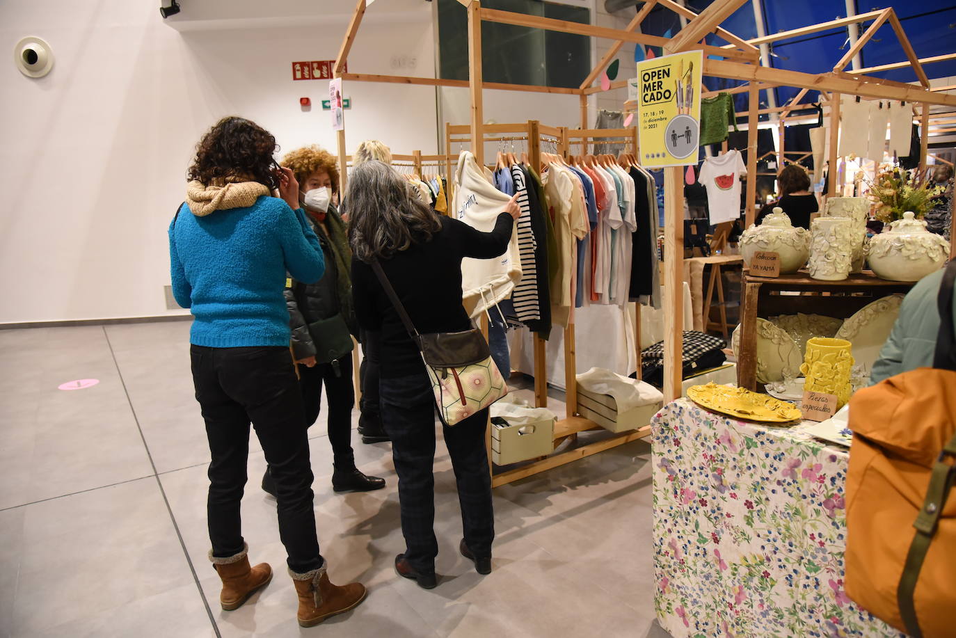 Productores y creadores venden sus productos de moda, alimentación 'gourmet' o diseño en el Museo Würth