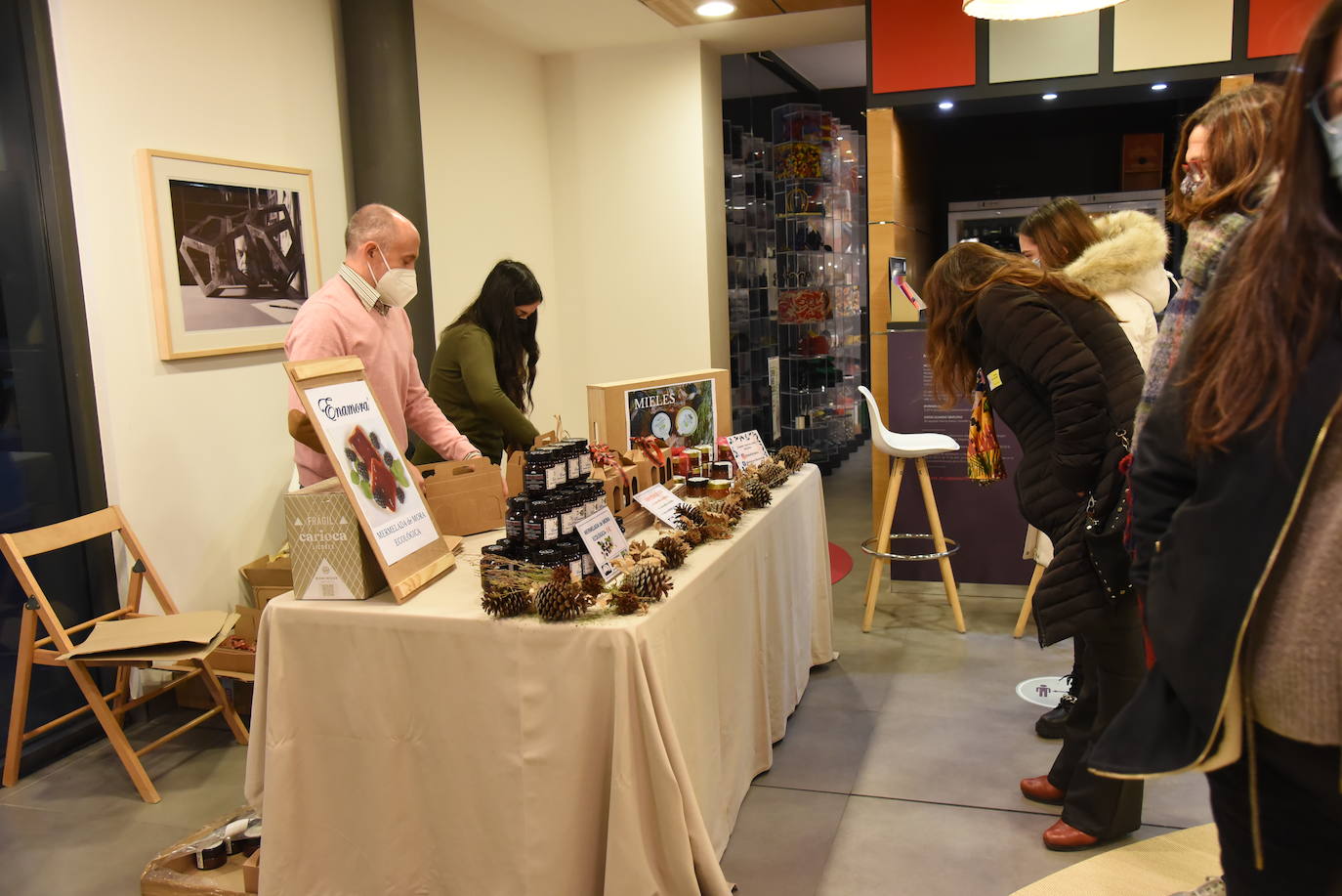 Productores y creadores venden sus productos de moda, alimentación 'gourmet' o diseño en el Museo Würth