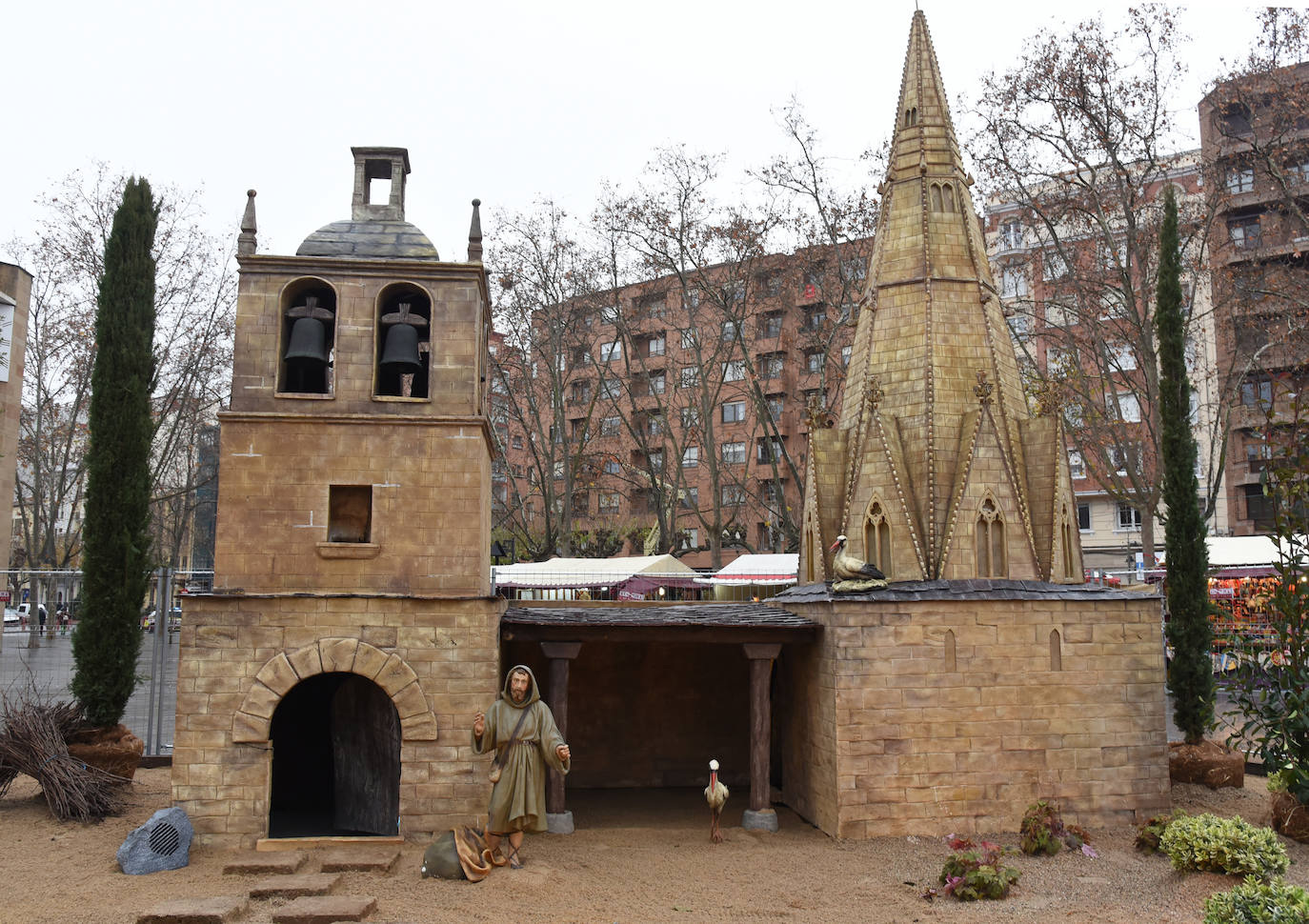 El nacimiento, situado en la plaza del Ayuntamiento de la capital riojana, se podrá visitar hasta el 7 de enero