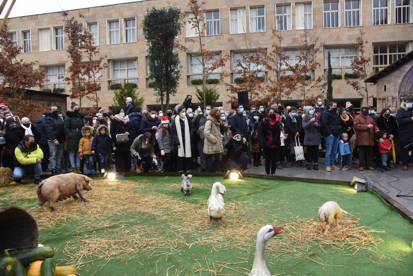 El nacimiento, situado en la plaza del Ayuntamiento de la capital riojana, se podrá visitar hasta el 7 de enero