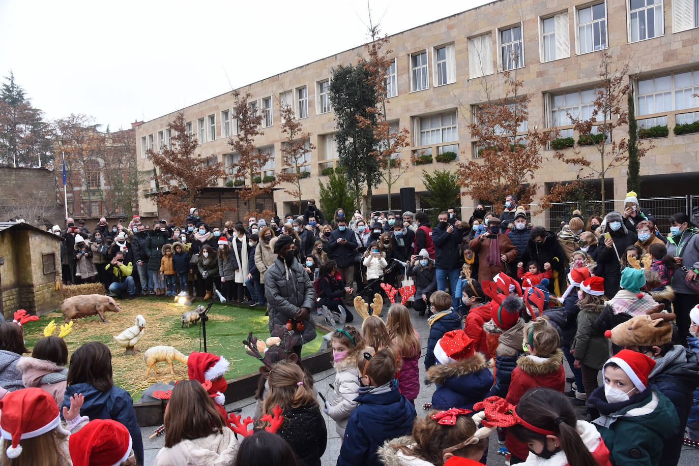 El nacimiento, situado en la plaza del Ayuntamiento de la capital riojana, se podrá visitar hasta el 7 de enero