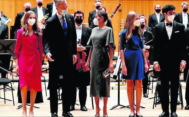 Villegas, junto a la familia real en el concierto de los Premios Princesa de Asturias.