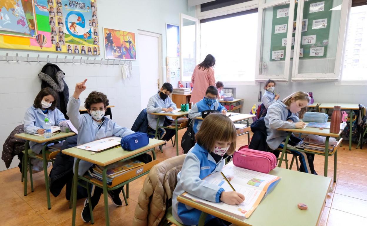 Alumnos de Escolapias cumpliendo todas las medidas de seguridad para evitar contagios en las aulas. 