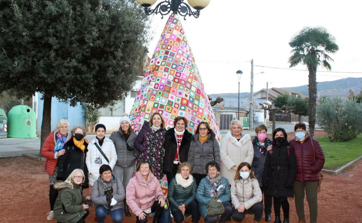 Un grupo de mujeres de Herce se ha unido para confeccionar un árbol muy especial. 