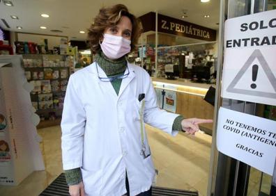 Imagen secundaria 1 - Carteles de 'No tenemos test antígenos' en Farmacia Nuevo México (arriba, Ana Sigüenza) y en Sabrás Farmacéuticos (abajo). Junto a estas líneas, Marimar Ibáñez, mostrando las cajas para hacerse la prueba COVID 