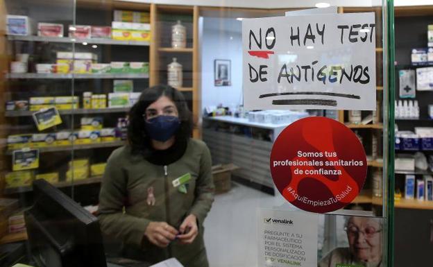 Imagen principal - Carteles de 'No tenemos test antígenos' en Farmacia Nuevo México (arriba, Ana Sigüenza) y en Sabrás Farmacéuticos (abajo). Junto a estas líneas, Marimar Ibáñez, mostrando las cajas para hacerse la prueba COVID 