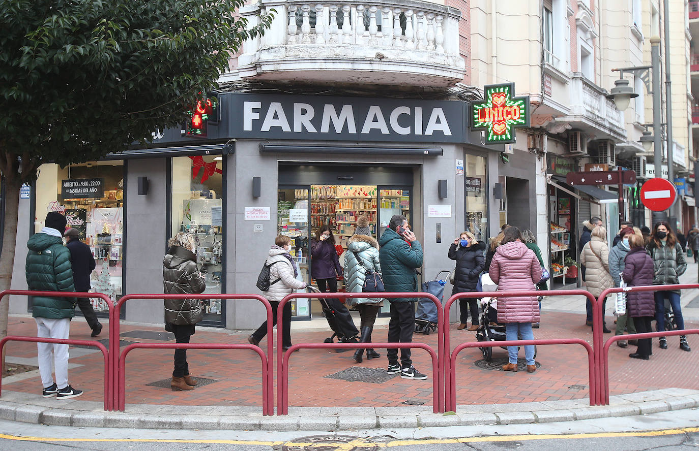 Filas para entrar en la farmacia de República Argentina con Galdós, donde a las 10.30 horas se contabilizaban 40 personas 