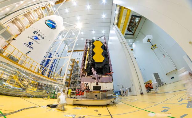 El telescopio espacial James Webb de la NASA se fija en la parte superior del cohete Ariane 5 que lo lanzará al espacio desde el puerto espacial europeo en la Guayana Francesa.