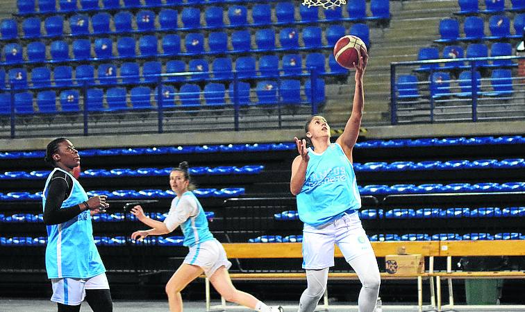 Zubac entra a canasta en el entrenamiento de este miércoles. 