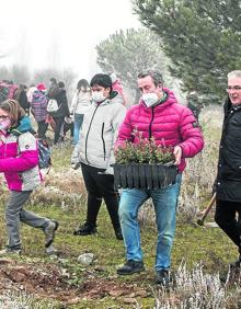 Imagen secundaria 2 - Niños y adultos arrimaron el hombro en la labor repobladora. En total, se plantaron unos 180 retoños de encina. 