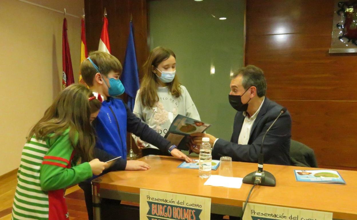 Antonio de Benito dedicó los cuentos a los niños en la presentación. 