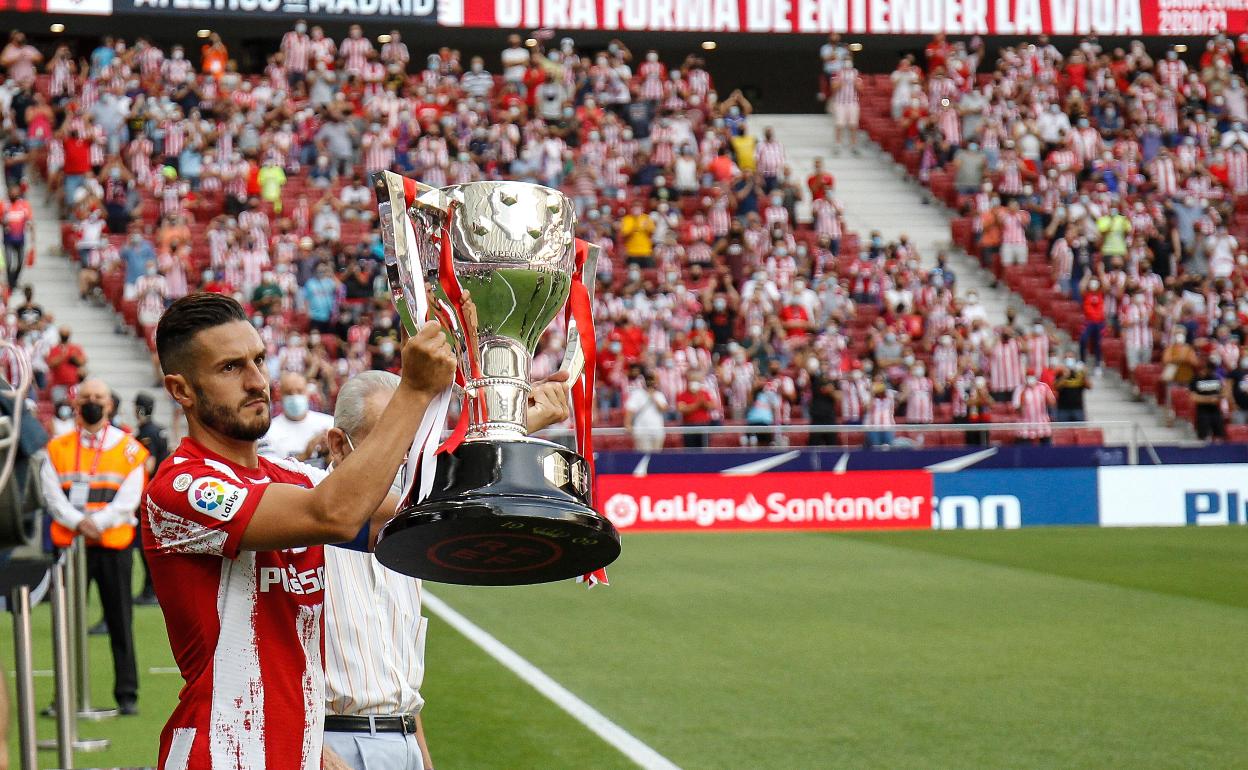 Koke muestra el trofeo de campeón de Liga a la afición atlética.