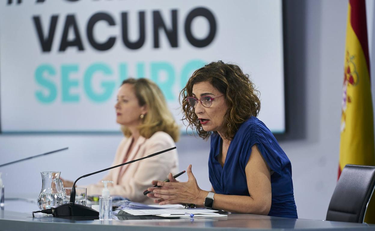 La vicepresidenta primera, Nadia Calviño (i), y la ministra de Hacienda, María Jesús Montero. 