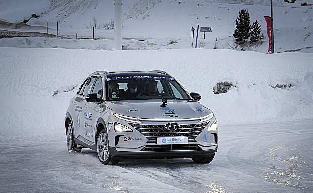 Un coche de pila de hidrógeno bate el récord de resistencia en un circuito helado