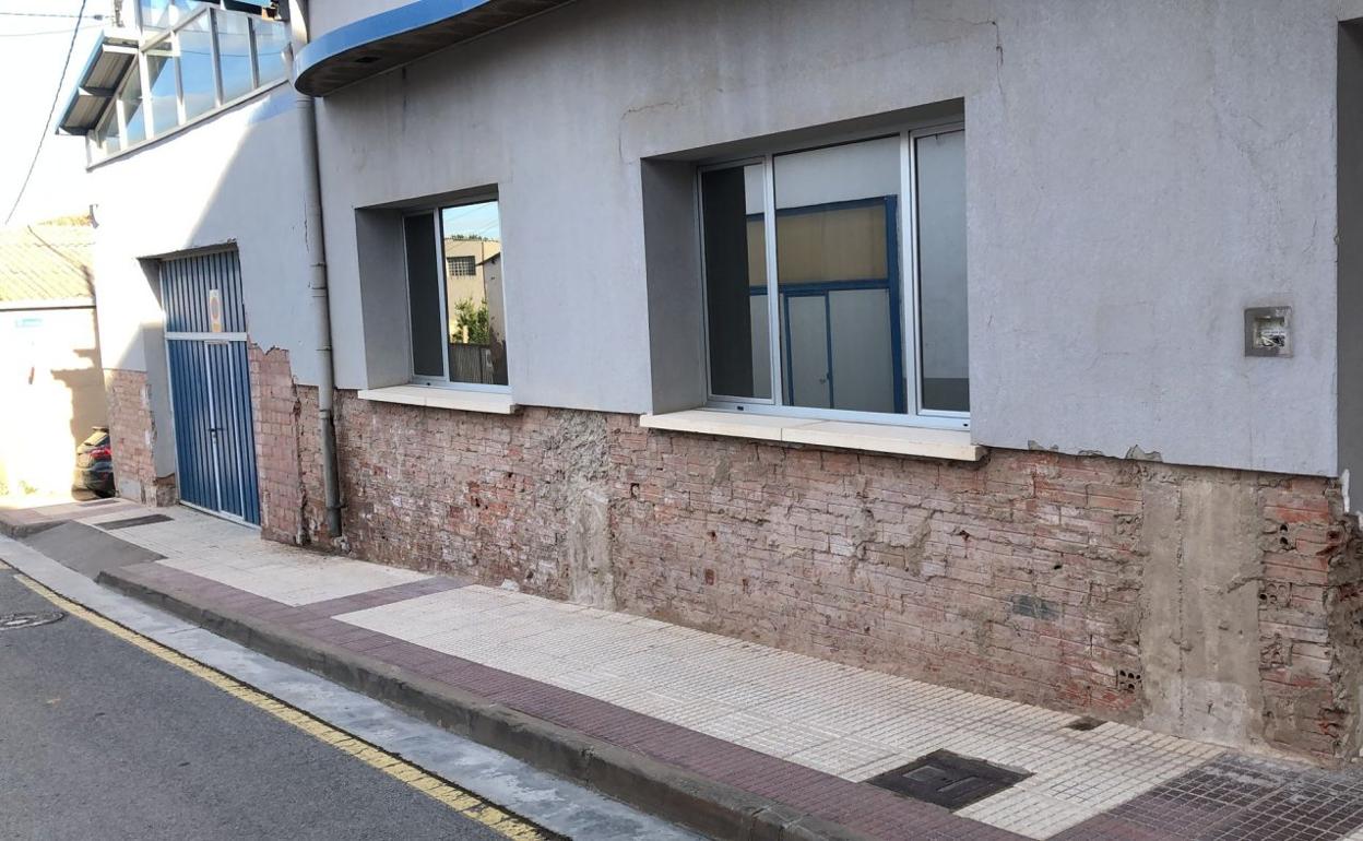 Aspecto de uno de los laterales de la fachada de la comisaría. 