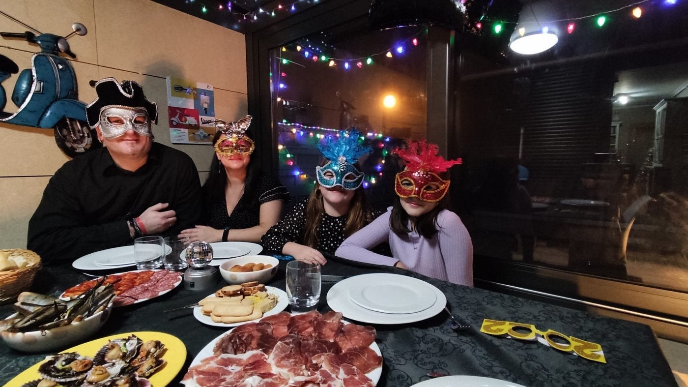 Juan, Almudena, Leire y Matilda, con la cena de Nochevieja preparada en su casa. 