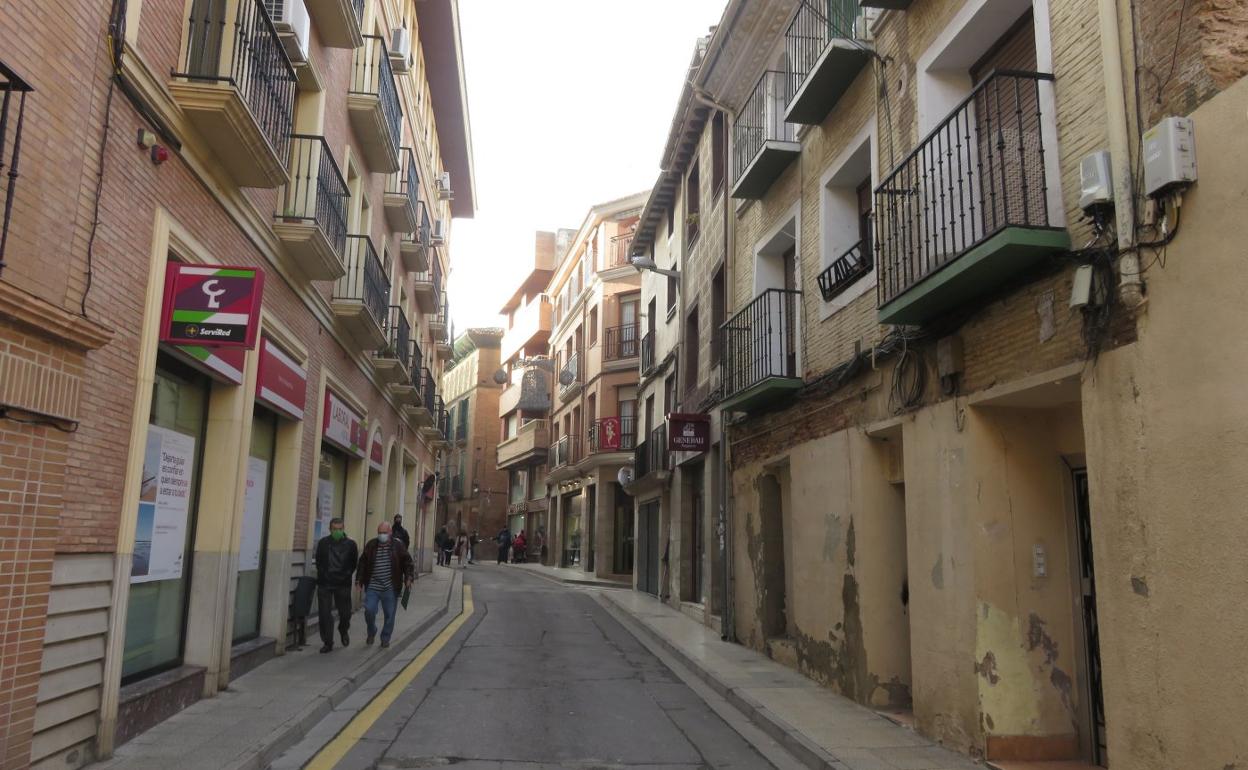 En la calle Tudela conviven edificios nuevos con casas antiguas. 