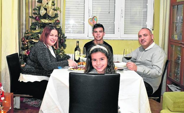 Jesús, Cristina, Álvaro y Lucía, en su casa de Uruñuela. 