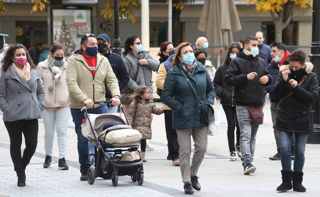 Gente paseando por la calle con mascarillas