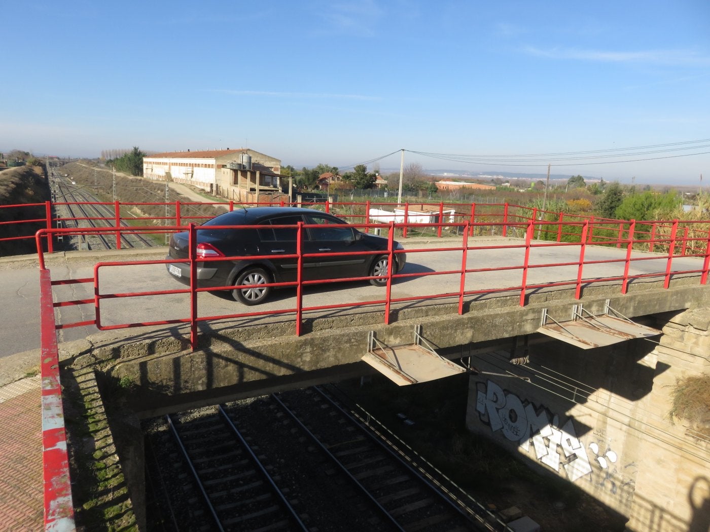 La renovación busca mejorar la seguridad en un puente angosto, en curva y con poca visibilidad. 