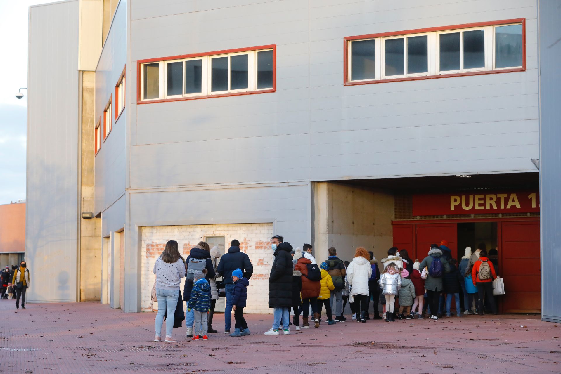 Fotos: Colas para entrar en Las Gaunas a ver a los Reyes Magos