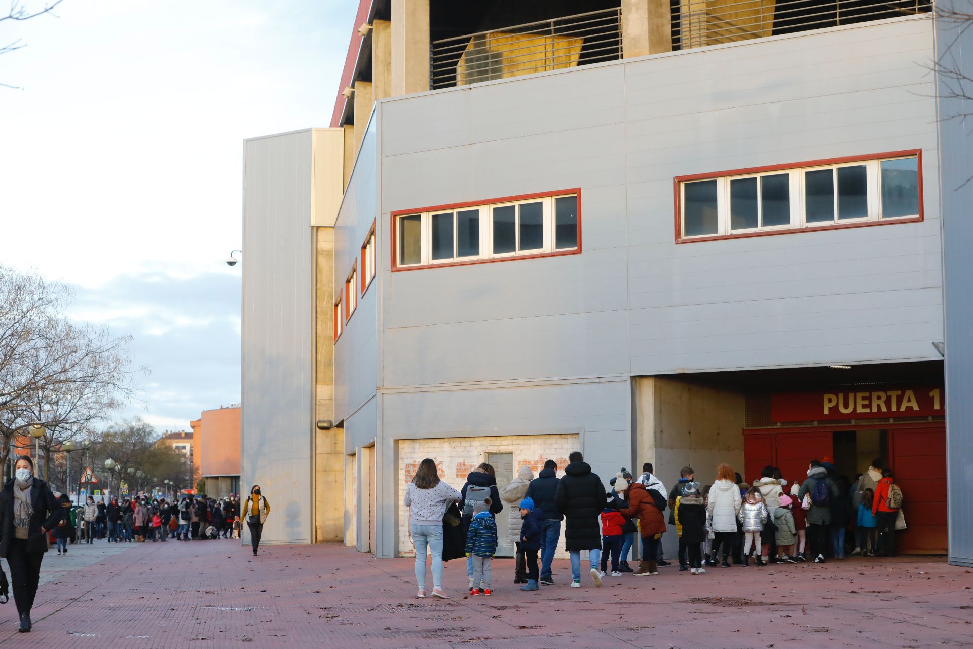 Fotos: Colas para entrar en Las Gaunas a ver a los Reyes Magos