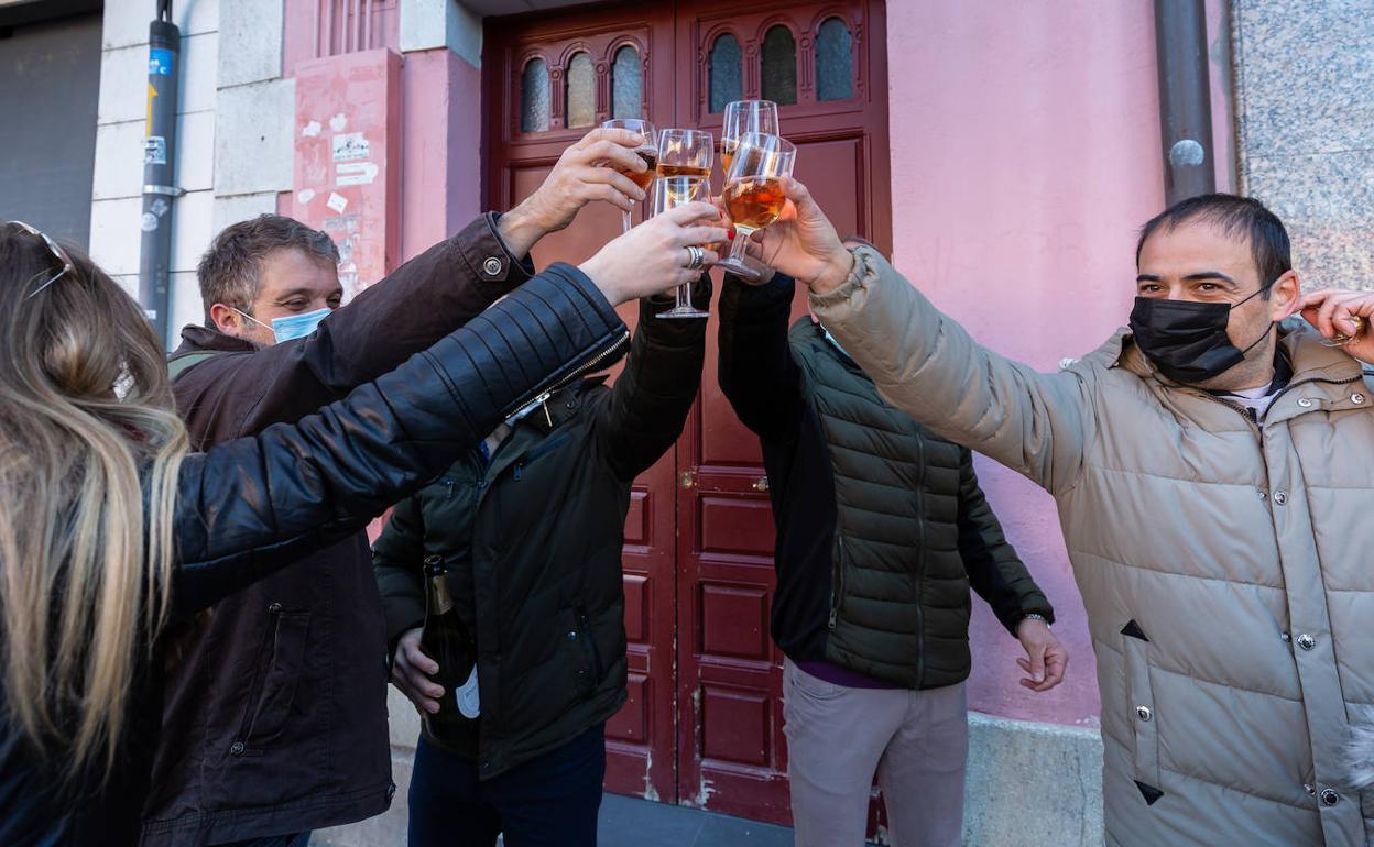 Brindis por el primer premio de la Lotería del Niño en Logroño. 