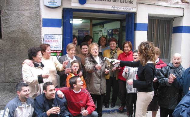 Marzo de 2004 en Autol. Vecinos y amigos del afortunado en el 'Euromillones'. 