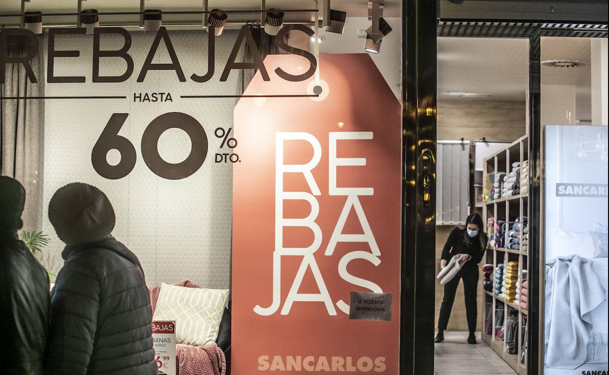 Un comercio logroñés anuncia sus rebajas en el escaparate. 