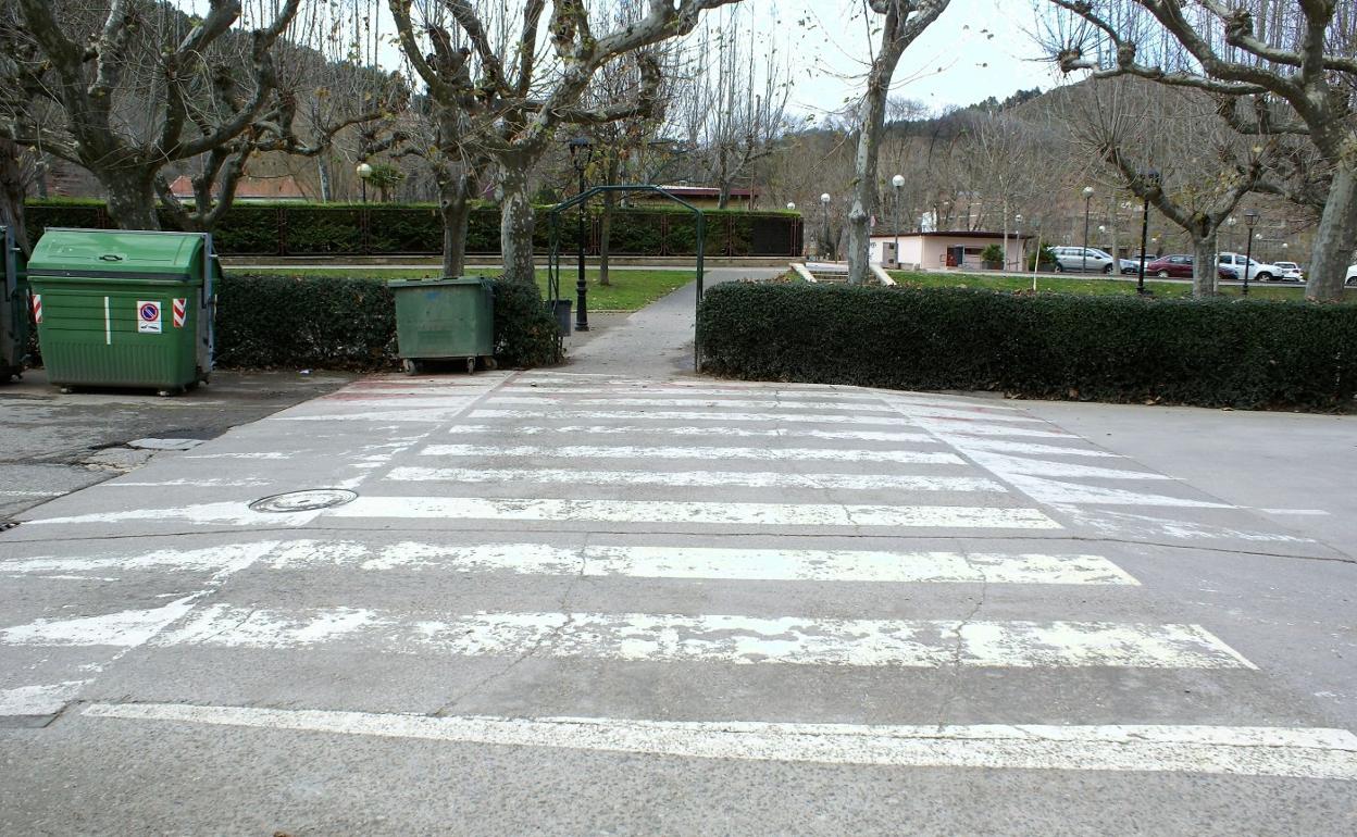 Paso de peatones junto al colegio San Fernando. 