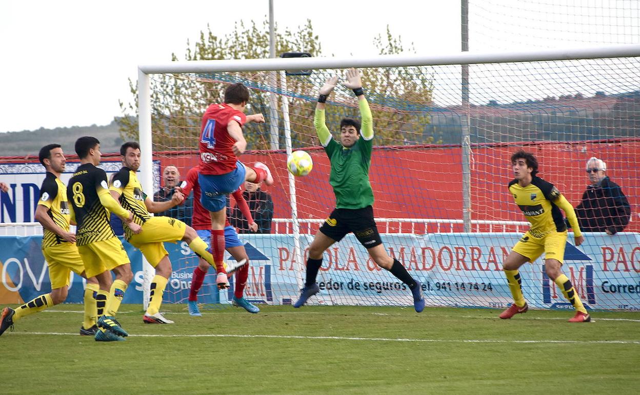 Foto de archivo (2020) de un partido de futbol de tercera division entre el Calahorra y el Casalarreina