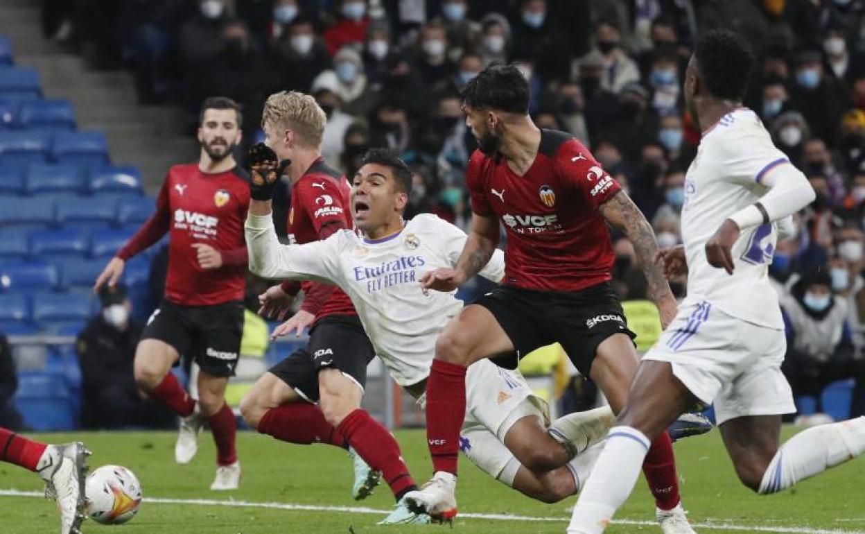 Casemiro cae al césped dentro del área ante Alderete. 