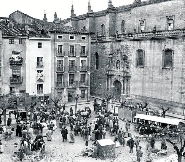 Parte de la hoy plaza del Mercado, antes de San Bernabé, cuando funcionaba como... mercado.