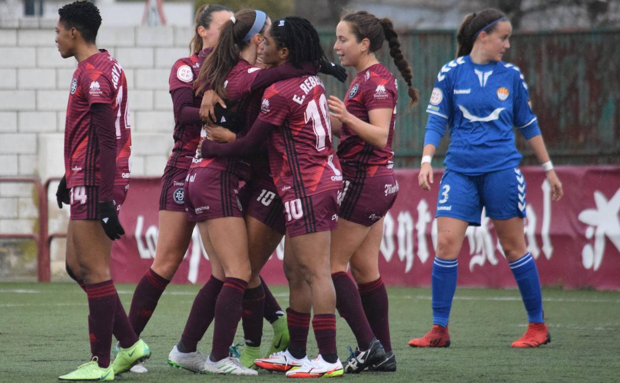 Las jugadoras del DUX celebran uno de sus goles. 